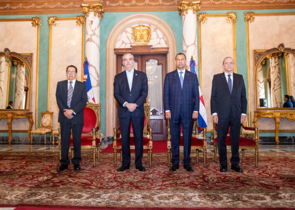 Presidente Abinader concede condecoración póstuma al periodista Orlando Martínez Howley en la Orden del Mérito Duarte, Sánchez y Mella | 2 | Presidente Abinader concede condecoración póstuma al periodista Orlando Martínez Howley en la Orden del Mérito Duarte, Sánchez y Mella - Noticias de hoy en República Dominicana | De Último Minuto