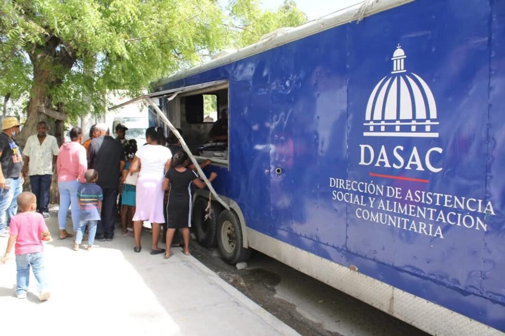 Gobernadora de Azua encabeza operativo comunitario en Pueblo Viejo con servicios gratuitos | 3 | Gobernadora de Azua encabeza operativo comunitario en Pueblo Viejo con servicios gratuitos - Noticias de hoy en República Dominicana | De Último Minuto