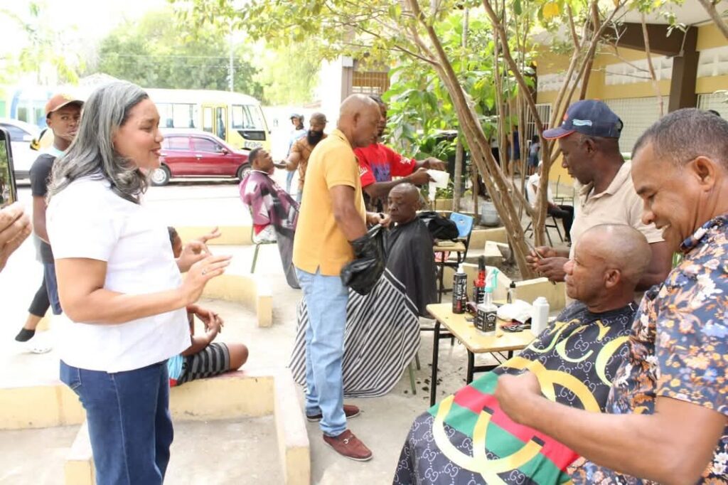 Gobernadora de Azua encabeza operativo comunitario en Pueblo Viejo con servicios gratuitos | 2 | Gobernadora de Azua encabeza operativo comunitario en Pueblo Viejo con servicios gratuitos - Noticias de hoy en República Dominicana | De Último Minuto