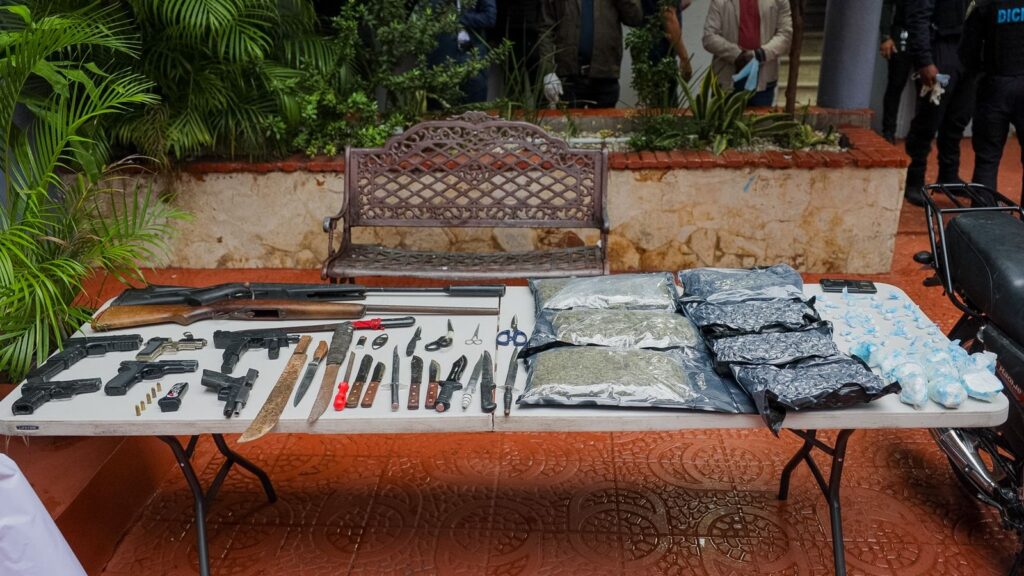 Policía Nacional incauta drogas, armas, vehículos y más de 100 máquinas tragamonedas en el DN - Noticias de hoy en República Dominicana | De Último Minuto