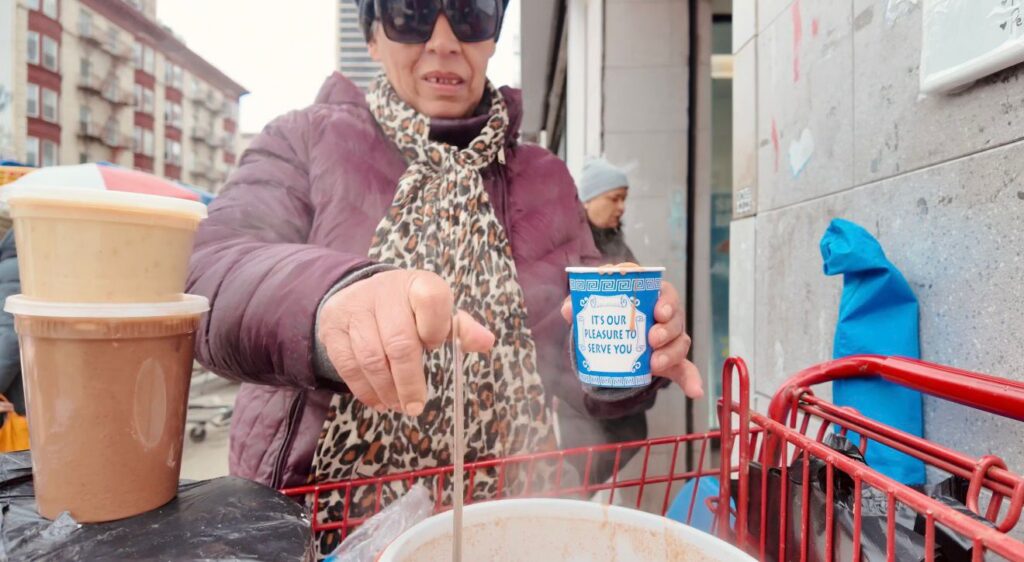 Dominicana mantiene viva la tradición vendiendo habichuelas con dulce en el Alto Manhattan | 2 | Dominicana mantiene viva la tradición vendiendo habichuelas con dulce en el Alto Manhattan - Noticias de hoy en República Dominicana | De Último Minuto