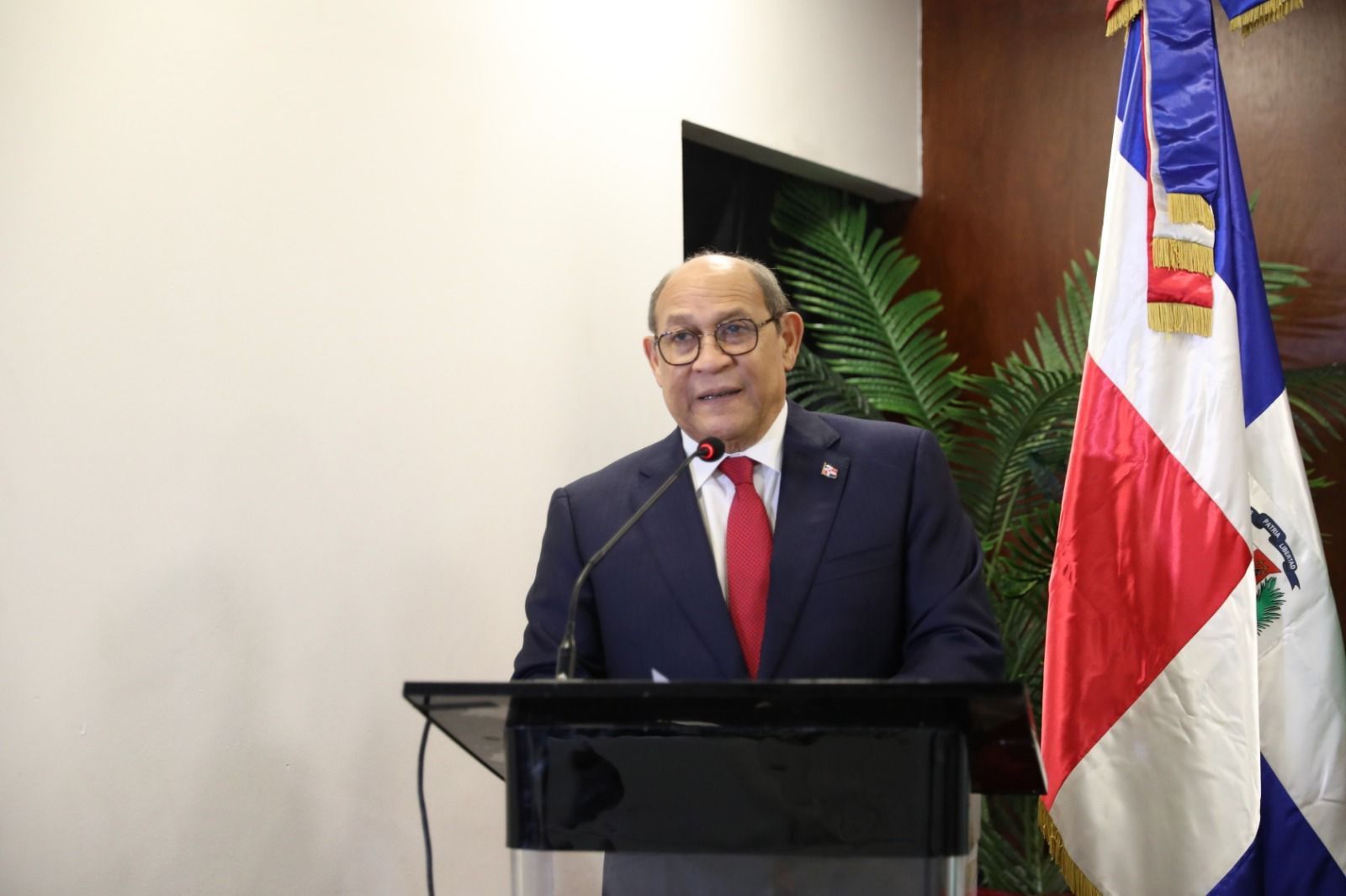 Ministro Rafael Santos advierte se debe actualizar su currículo ante los cambios tecnológicos globales