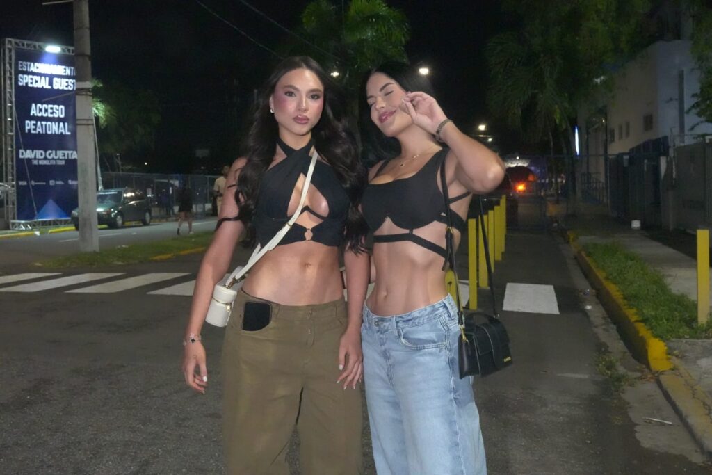 Fanáticos derrochan brillo, transparencia y mucha actitud en concierto de David Guetta | 11 | Fanáticos derrochan brillo, transparencia y mucha actitud en concierto de David Guetta - Noticias de hoy en República Dominicana | De Último Minuto