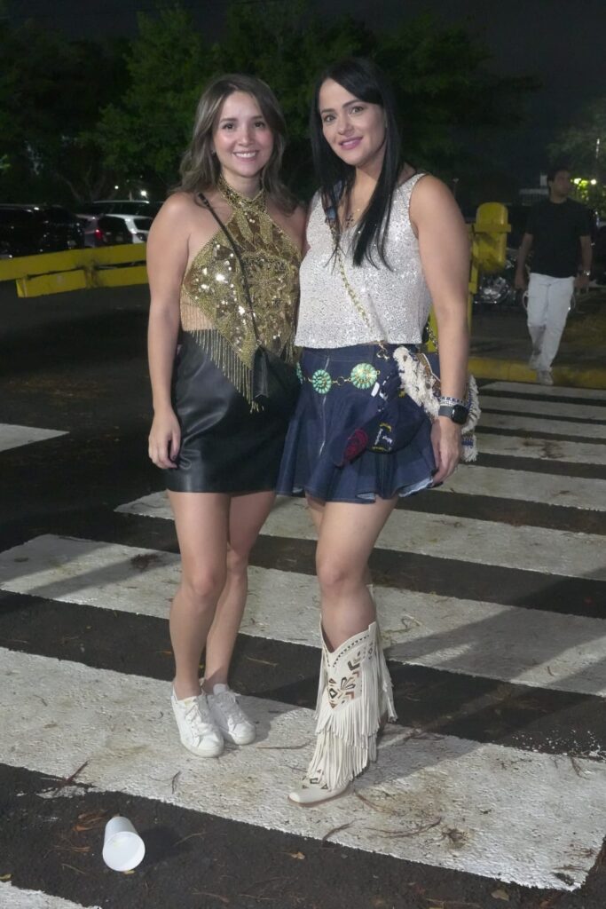 Fanáticos derrochan brillo, transparencia y mucha actitud en concierto de David Guetta | 8 | Fanáticos derrochan brillo, transparencia y mucha actitud en concierto de David Guetta - Noticias de hoy en República Dominicana | De Último Minuto