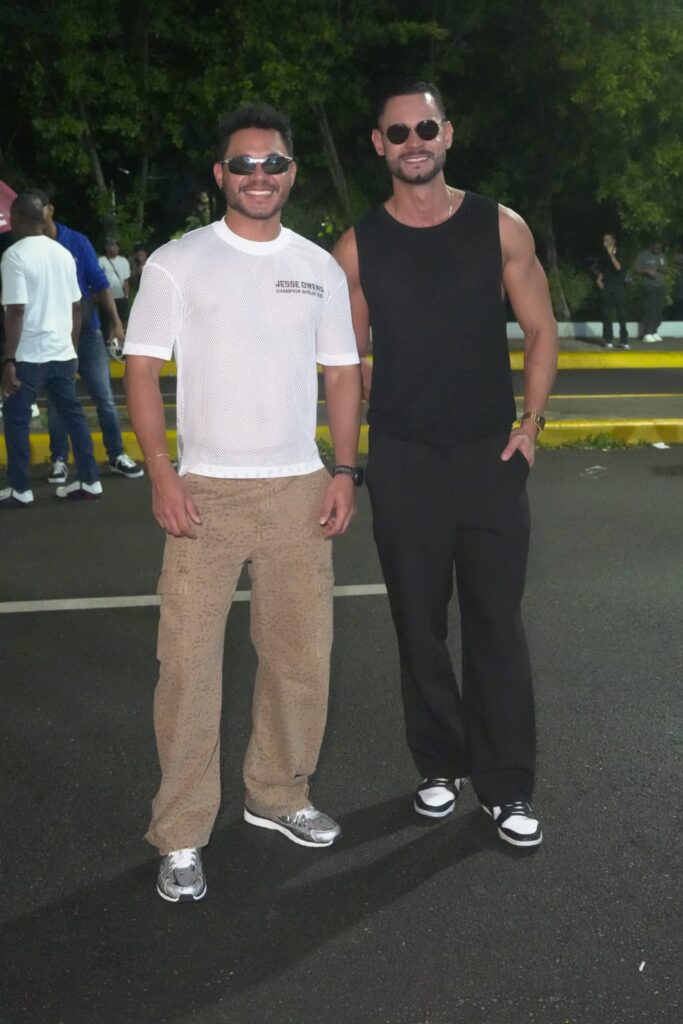 Fanáticos derrochan brillo, transparencia y mucha actitud en concierto de David Guetta | 5 | Fanáticos derrochan brillo, transparencia y mucha actitud en concierto de David Guetta - Noticias de hoy en República Dominicana | De Último Minuto