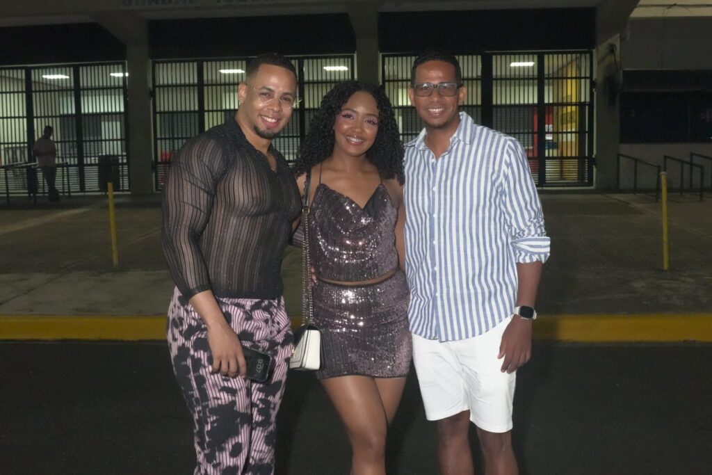 Fanáticos derrochan brillo, transparencia y mucha actitud en concierto de David Guetta | 3 | Fanáticos derrochan brillo, transparencia y mucha actitud en concierto de David Guetta - Noticias de hoy en República Dominicana | De Último Minuto