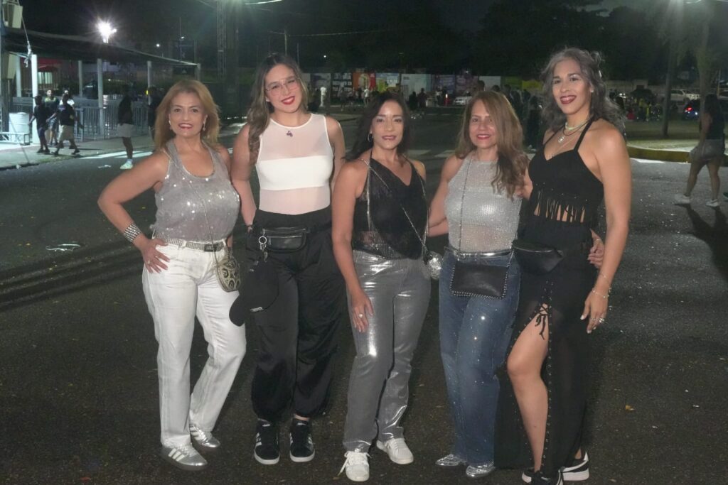 Fanáticos derrochan brillo, transparencia y mucha actitud en concierto de David Guetta | 2 | Fanáticos derrochan brillo, transparencia y mucha actitud en concierto de David Guetta - Noticias de hoy en República Dominicana | De Último Minuto
