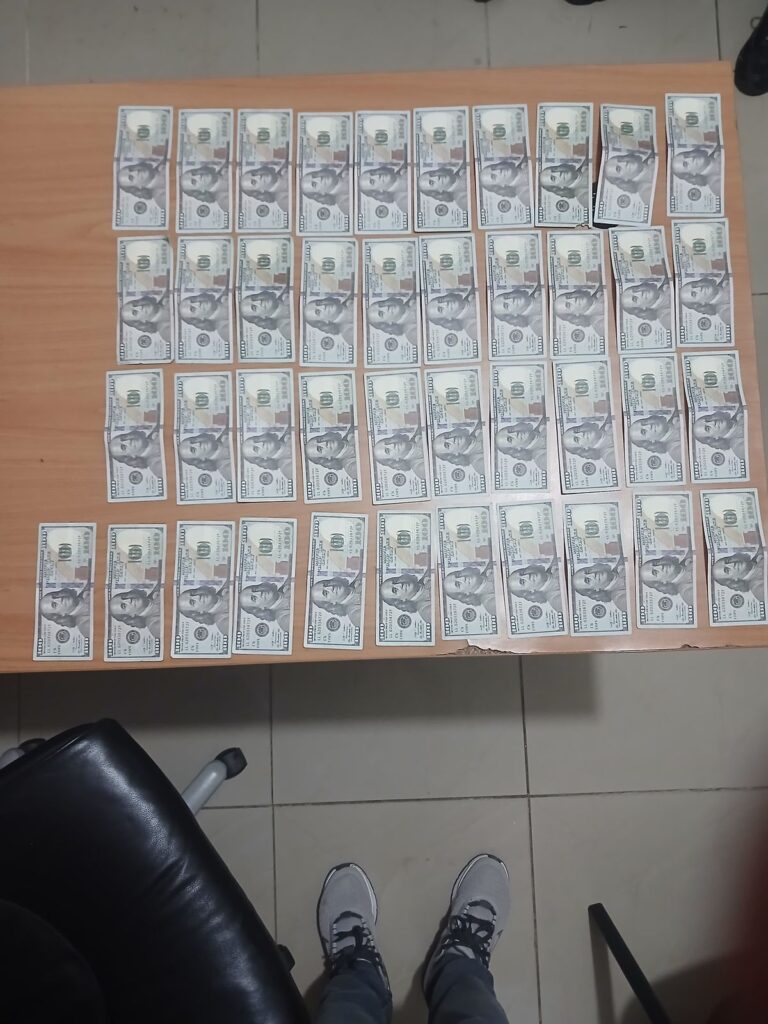 Policía Nacional apresa joven en flagrante delito con dólares presumiblemente falsos en Constanza | 3 | Policía Nacional apresa joven en flagrante delito con dólares presumiblemente falsos en Constanza - Noticias de hoy en República Dominicana | De Último Minuto
