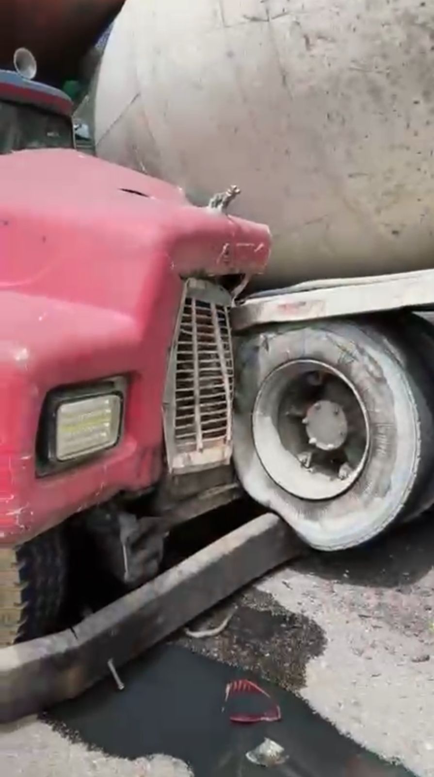 Choque frontal de camiones paraliza el tránsito en el puente de Guanuma