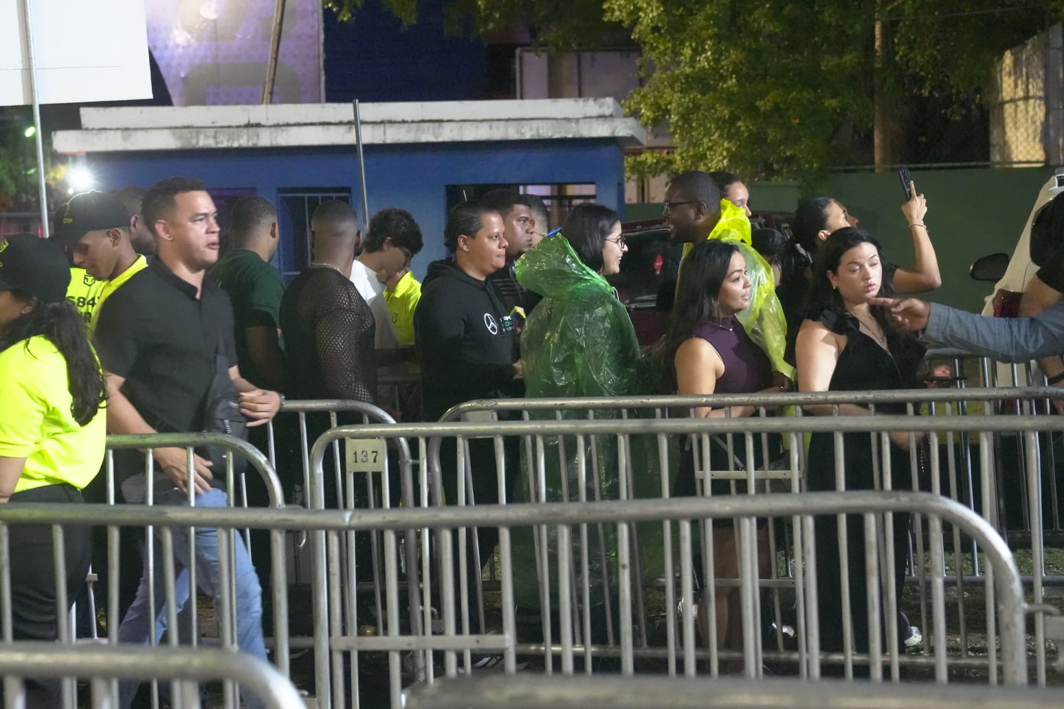 Fanáticos de David Guetta desafían la lluvia para disfrutar de su concierto en República Dominicana