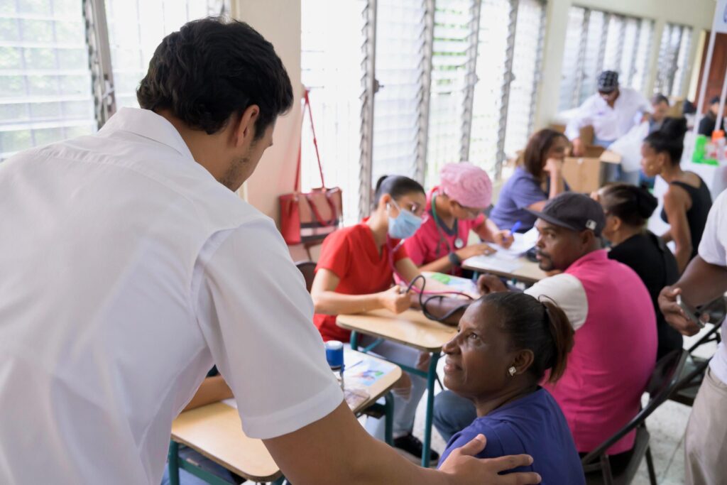 Raymond Rodríguez y Fundación GBC benefician a más de 500 personas con operativo de salud en Gualey, D.N | 6 | Raymond Rodríguez y Fundación GBC benefician a más de 500 personas con operativo de salud en Gualey, D.N - Noticias de hoy en República Dominicana | De Último Minuto