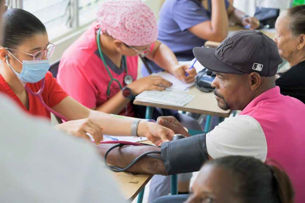 Raymond Rodríguez y Fundación GBC benefician a más de 500 personas con operativo de salud en Gualey, D.N | 4 | Raymond Rodríguez y Fundación GBC benefician a más de 500 personas con operativo de salud en Gualey, D.N - Noticias de hoy en República Dominicana | De Último Minuto