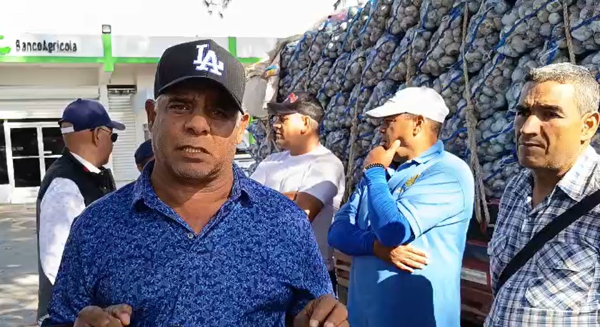 Productores de ajo en Constanza protestan frente al Banco Agrícola | 4 | Productores de ajo en Constanza protestan frente al Banco Agrícola - Noticias de hoy en República Dominicana | De Último Minuto