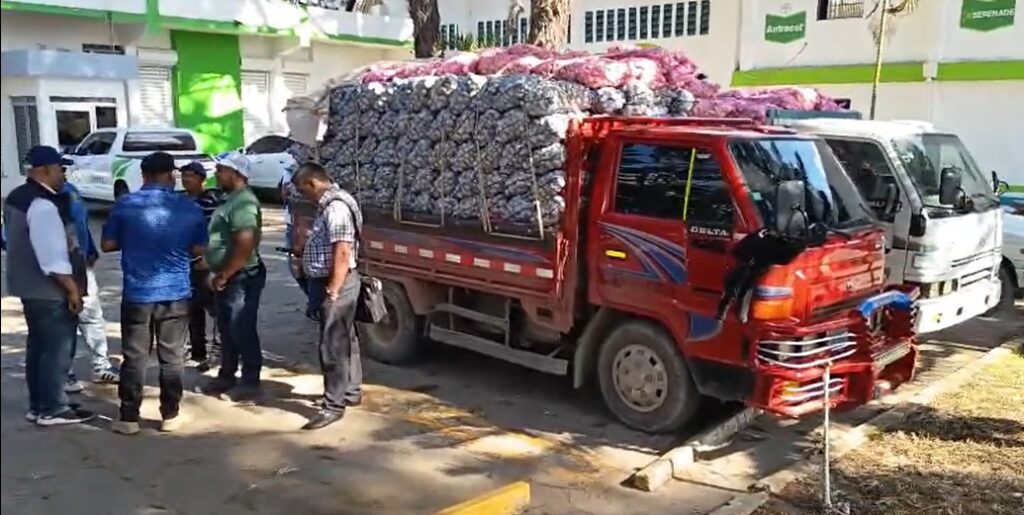 Productores de ajo en Constanza protestan frente al Banco Agrícola | 3 | Productores de ajo en Constanza protestan frente al Banco Agrícola - Noticias de hoy en República Dominicana | De Último Minuto