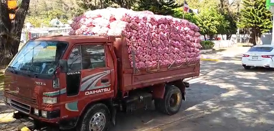 Productores de ajo en Constanza protestan frente al Banco Agrícola | 2 | Productores de ajo en Constanza protestan frente al Banco Agrícola - Noticias de hoy en República Dominicana | De Último Minuto