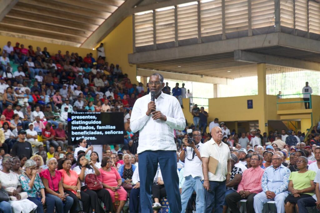 Abinader entrega 2,315 títulos de propiedad en San Pedro de Macorís - Noticias de hoy en República Dominicana | De Último Minuto