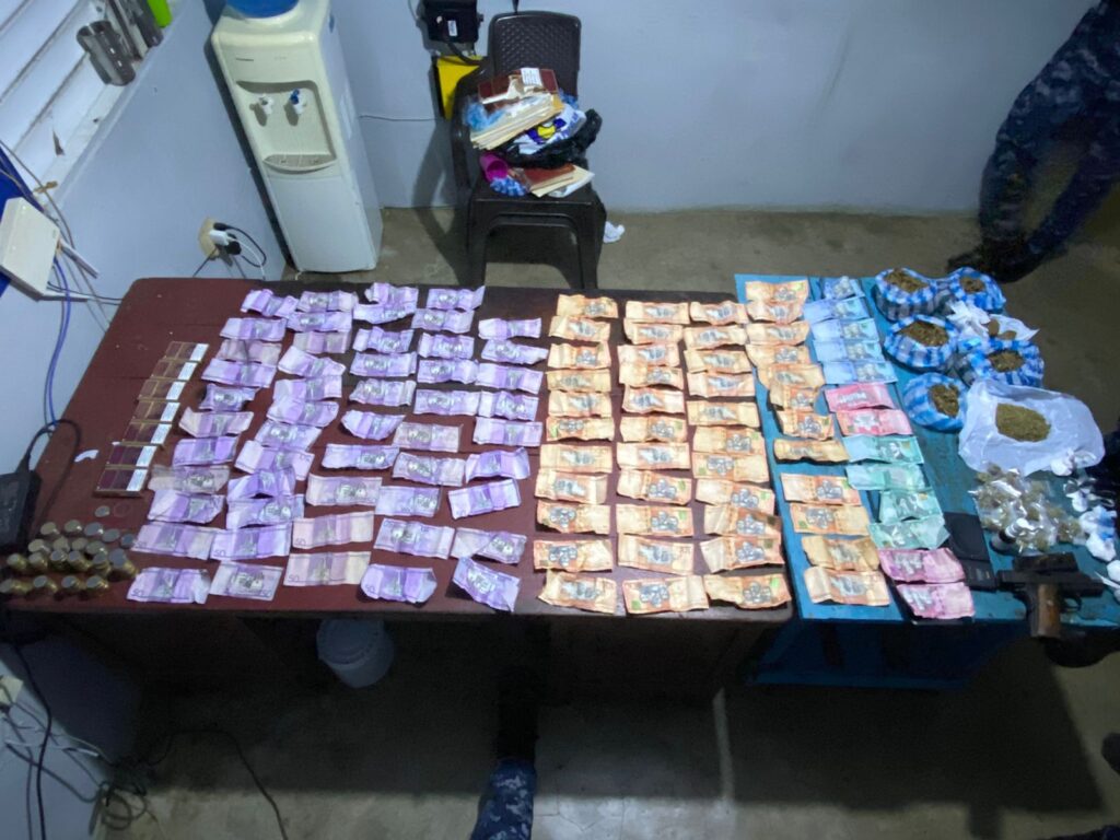 Policía Nacional arresta dos hombres a quienes se les ocupó drogas y dinero en el municipio Jima Abajo, La Vega | 2 | Policía Nacional arresta dos hombres a quienes se les ocupó drogas y dinero en el municipio Jima Abajo, La Vega - Noticias de hoy en República Dominicana | De Último Minuto