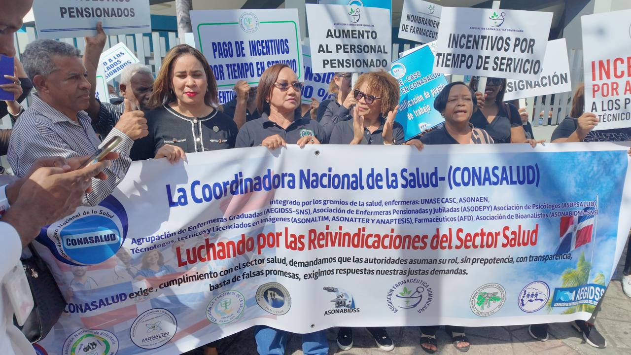 “Basta de promesas”: personal de salud protesta frente al Robert Reid Cabral