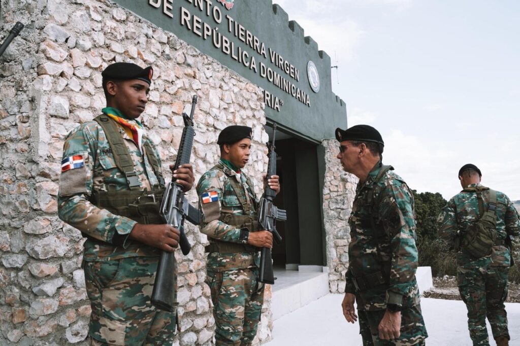 Comandante del Ejército recorre frontera sur; visita destacamentos y puestos fronterizos en Pedernales e Independencia | 4 | Comandante del Ejército recorre frontera sur; visita destacamentos y puestos fronterizos en Pedernales e Independencia - Noticias de hoy en República Dominicana | De Último Minuto
