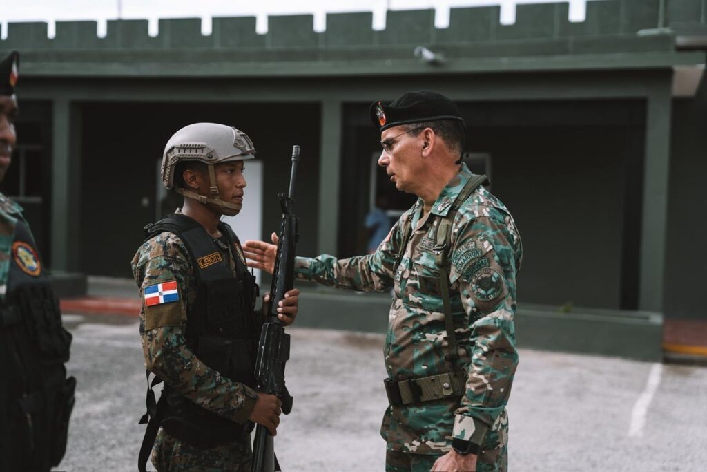 Comandante del Ejército recorre frontera sur; visita destacamentos y puestos fronterizos en Pedernales e Independencia | 2 | Comandante del Ejército recorre frontera sur; visita destacamentos y puestos fronterizos en Pedernales e Independencia - Noticias de hoy en República Dominicana | De Último Minuto