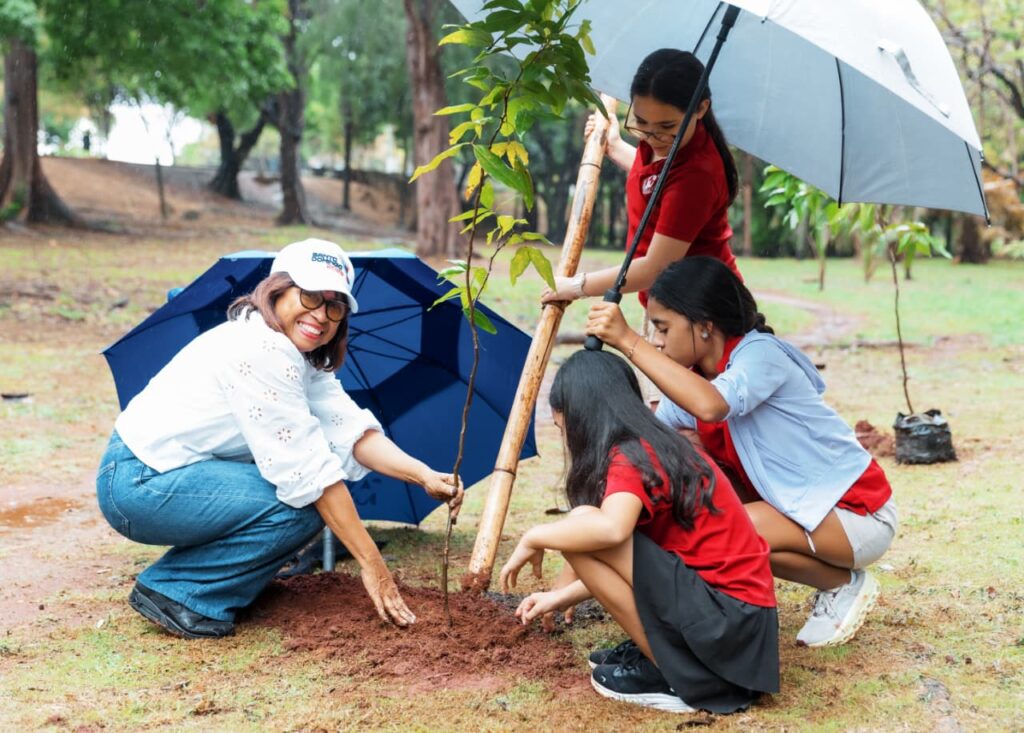 Alcaldía del DN realiza siembra de árboles y charlas en conmemoración del Día Mundial Forestal - Noticias de hoy en República Dominicana | De Último Minuto