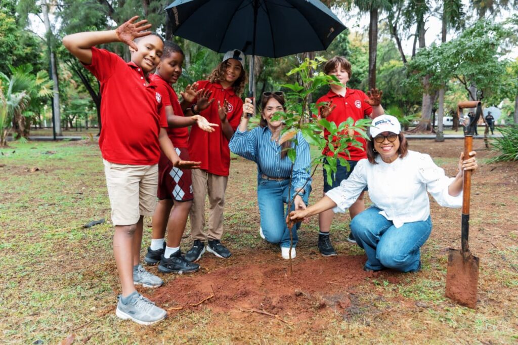 Alcaldía del DN realiza siembra de árboles y charlas en conmemoración del Día Mundial Forestal - Noticias de hoy en República Dominicana | De Último Minuto