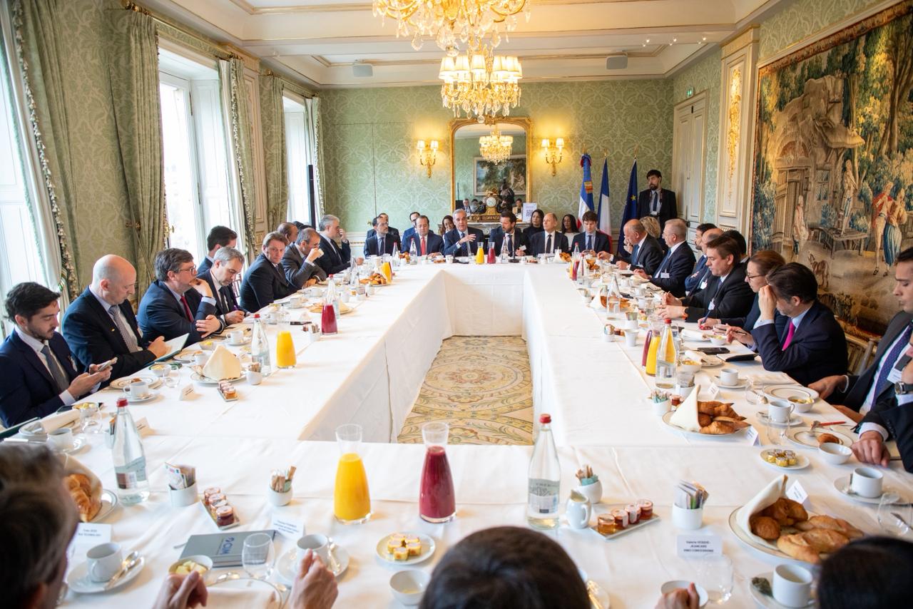 París, Francia. - El presidente Luis Abinader sostuvo este miércoles un encuentro estratégico con líderes empresariales franceses con el propósito de fortalecer los vínculos comerciales entre la República Dominicana y Francia y captar nuevas inversiones que permitan además, diversificar la matriz productiva nacional. El mandatario presentó al país como una economía abierta, segura y con una estabilidad democrática y jurídica que garantiza un clima de negocios favorables en la región. De su lado, inversionistas franceses que ya tienen presencia en el país, resaltaron el crecimiento económico constante y catalogan a la República Dominicana como su principal destino de inversión en la región del Caribe, apreciando las facilidades para el desarrollo de proyectos, asumiendo compromisos a largo plazo y manteniendo la mira en inversiones futuras debido a los excelentes resultados obtenidos. Mientras, nuevas firmas mostraron un interés directo en participar en futuras licitaciones y proyectos. El diálogo tuvo lugar en el marco de una agenda oficial en París y estuvo organizado por MEDEF International, la principal red de inversión privada de Francia. Durante la reunión, que se produce tras el exitoso encuentro sostenido el pasado martes 24 con el presidente francés Emmanuel Macron, Abinader reafirmó la confianza mutua y las sólidas relaciones bilaterales. Asimismo, enfatizó que el crecimiento del sector privado es imprescindible para el desarrollo de las naciones y reiteró su compromiso de seguir creando condiciones atractivas que generen beneficios mutuos. "Somos un país que brinda seguridad real a los inversionistas. Nuestra meta es abrir más puertas y diversificar las oportunidades para que el capital francés cuente con un socio confiable en el Caribe", afirmó el mandatario. En este sentido, Abinader destacó que República Dominicana se ha posicionado como un referente regional al superar los 5,000 millones de dólares en Inversión Extranjera Directa (IED) para el año 2025, una cifra récord que consolida al país como destino de inversión. Sectores estratégicos para la colaboración Entre las áreas estratégicas presentadas por el Gobierno dominicano para la captación de nuevas inversiones, figuran el transporte masivo (que ya cuenta con financiamiento de empresas francesas), energías renovables, infraestructuras, República Dominica como hub logístico, ensamblaje de barcos, soluciones digitales para optimizar las operaciones del sector público, semiconductores y defensa. El mandatario también resaltó el papel fundamental de la embajadora francesa en el país, Sonia Barney, como canalizadora clave de estas inversiones, asegurando que existe un precedente histórico de colaboración entre ambos países que sirve como base para continuar en un trayecto próspero.