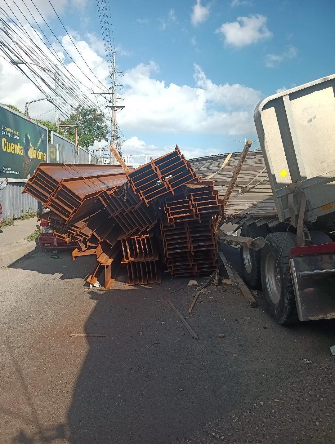 Caos vehicular en el kilómetro 9 de la Autopista Duarte por accidente con patana
