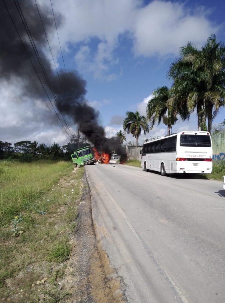 Colisión e incendio de vehículo en La Altagracia deja un muerto y un herido en carretera Otra Banda–Verón | 3 | Colisión e incendio de vehículo en La Altagracia deja un muerto y un herido en carretera Otra Banda–Verón - Noticias de hoy en República Dominicana | De Último Minuto
