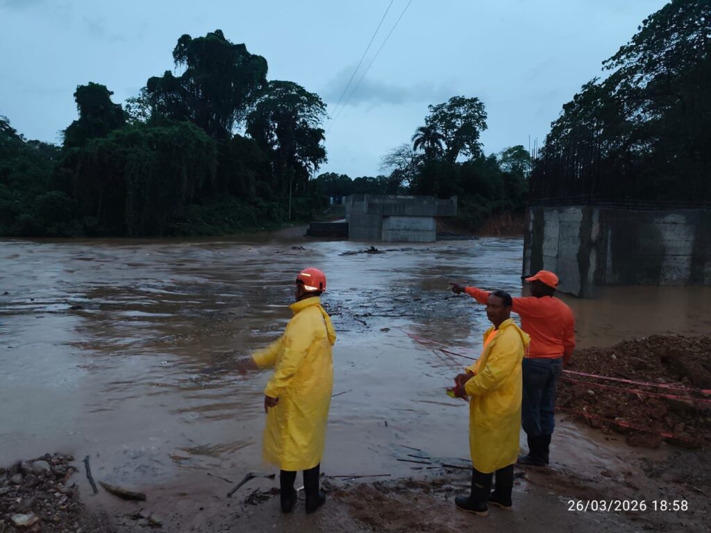 Fuertes lluvias causan inundaciones, daños a viviendas y mantienen en alerta a Monte Plata | 4 | Fuertes lluvias causan inundaciones, daños a viviendas y mantienen en alerta a Monte Plata - Noticias de hoy en República Dominicana | De Último Minuto