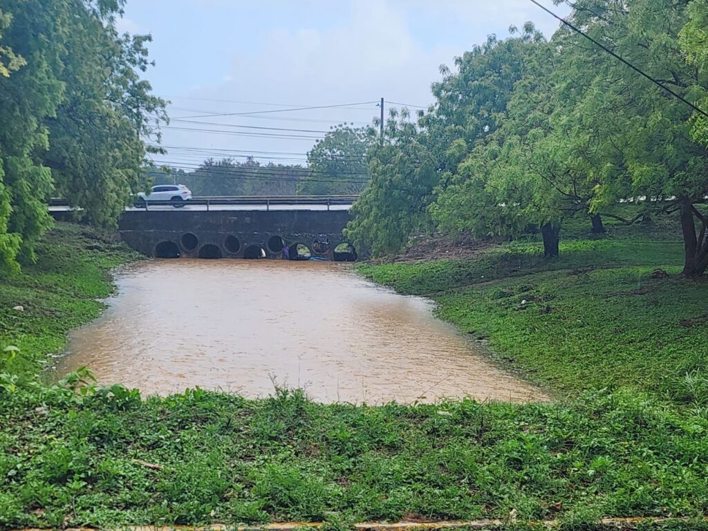 Fuertes lluvias causan inundaciones, daños a viviendas y mantienen en alerta a Monte Plata | 2 | Fuertes lluvias causan inundaciones, daños a viviendas y mantienen en alerta a Monte Plata - Noticias de hoy en República Dominicana | De Último Minuto