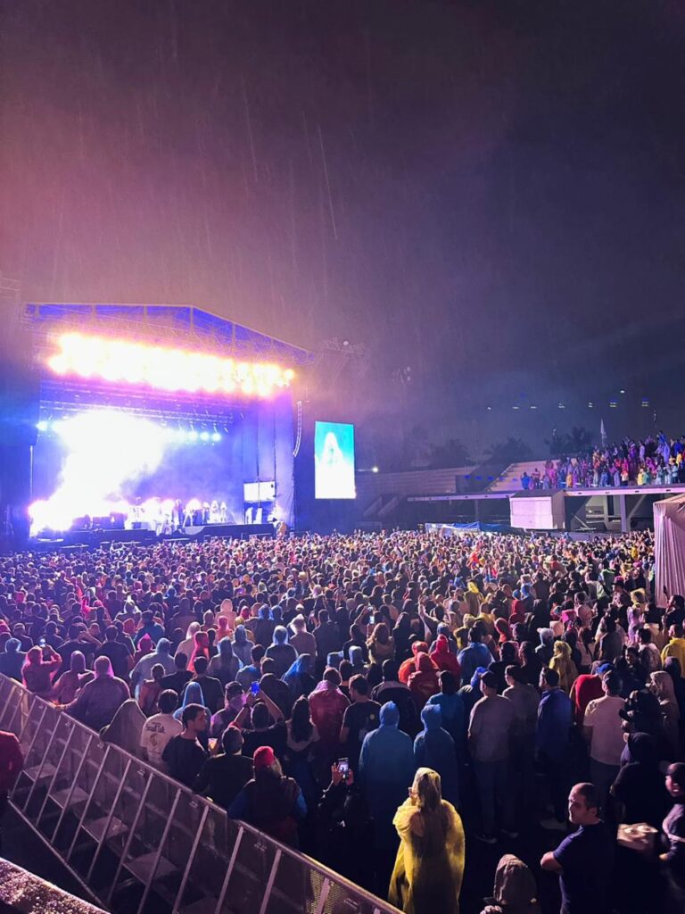 Fanáticos de The Killers desafían la lluvia y disfrutan de los éxitos de la agrupación | 3 | Fanáticos de The Killers desafían la lluvia y disfrutan de los éxitos de la agrupación - Noticias de hoy en República Dominicana | De Último Minuto