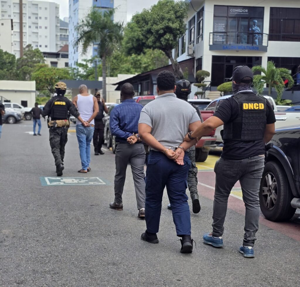 Arrestan cuatro hombres por decomiso de 180 paquetes de cocaína | 2 | Arrestan cuatro hombres por decomiso de 180 paquetes de cocaína - Noticias de hoy en República Dominicana | De Último Minuto