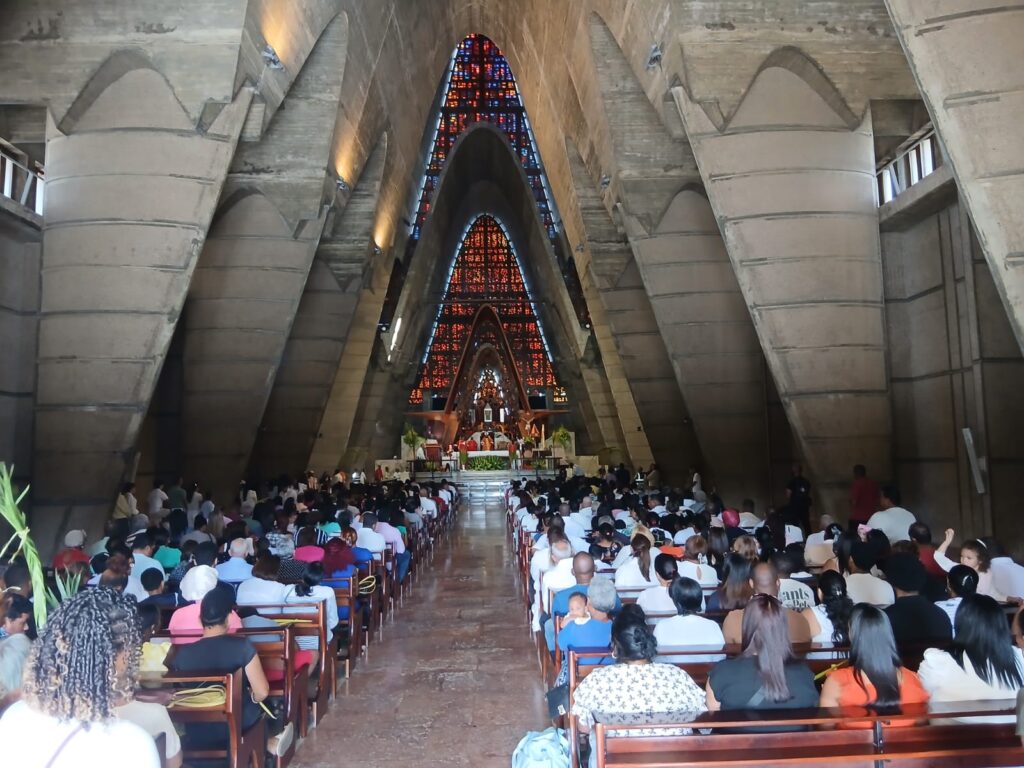 Feligreses participan en procesión de Domingo de Ramos en Higüey junto al obispo de la Diócesis de La Altagracia - Noticias de hoy en República Dominicana | De Último Minuto