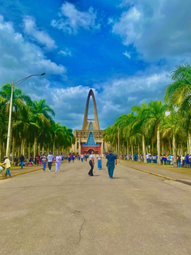 Feligreses participan en procesión de Domingo de Ramos en Higüey junto al obispo de la Diócesis de La Altagracia - Noticias de hoy en República Dominicana | De Último Minuto