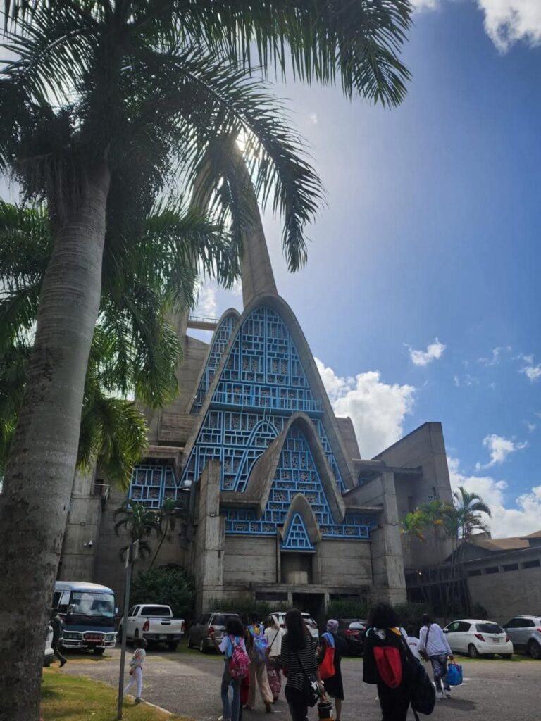 Feligreses participan en procesión de Domingo de Ramos en Higüey junto al obispo de la Diócesis de La Altagracia - Noticias de hoy en República Dominicana | De Último Minuto