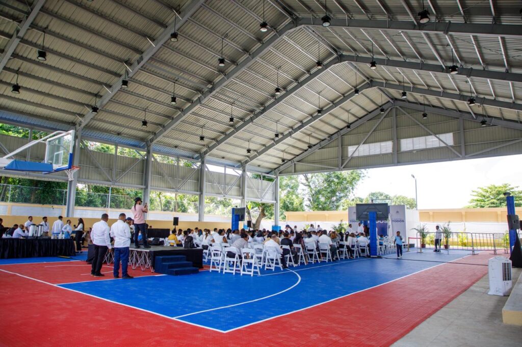 Abinader inaugura cancha techada en escuela de Licey al Medio con inversión de casi RD$30 millones - Noticias de hoy en República Dominicana | De Último Minuto