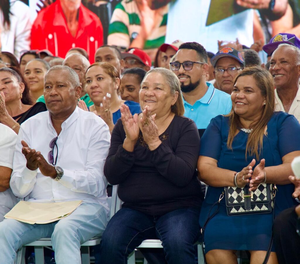 Abinader entrega 1,025 títulos de propiedad en Hato del Yaque elevando a 7,632 los otorgados en la provincia de Santiago - Noticias de hoy en República Dominicana | De Último Minuto