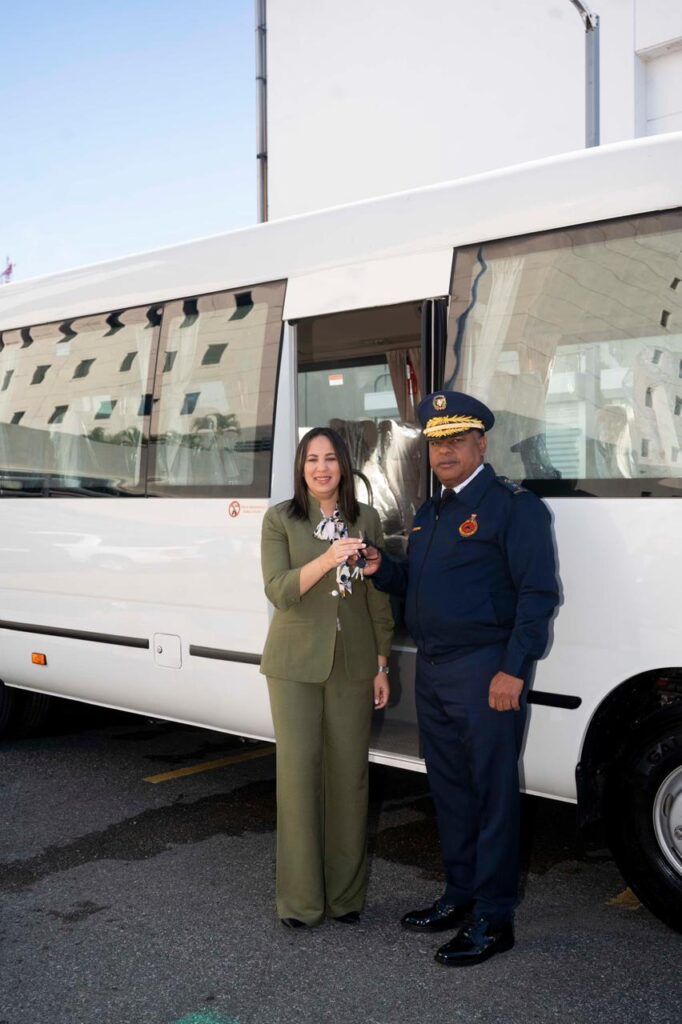 Banreservas dona minibús al Cuerpo de Bomberos del Distrito Nacional | 2 | Banreservas dona minibús al Cuerpo de Bomberos del Distrito Nacional - Noticias de hoy en República Dominicana | De Último Minuto