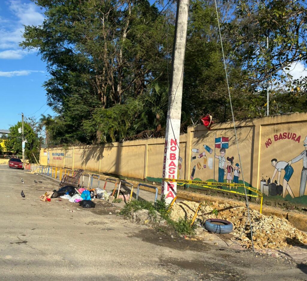 Persisten cúmulos de basura en Santo Domingo Norte; carretera Yamasá luce abarrotada de desechos - Noticias de hoy en República Dominicana | De Último Minuto