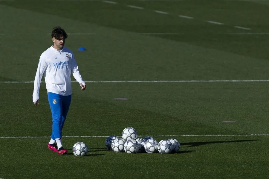 Raúl Asencio se suma a las bajas del Real Madrid por molestias musculares