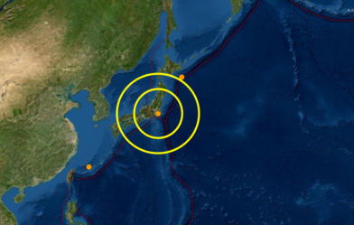 Un terremoto de magnitud 5,0 sacude el este de Japón alcanzando a Tokio Tokio, 1 abr (EFE).- Un terremoto de magnitud 5,0 se produjo este miércoles en el este de Japón, alcanzando a sacudir Tokio, sin que se haya activado la alerta por tsunami ni las autoridades hayan informado de daños materiales, por el momento, según informó la Agencia Meteorológica de Japón (JMA). El sismo tuvo lugar a las 10:06 hora local (1:06 GMT) a unos 50 kilómetros de profundidad y con epicentro en la zona sur de la prefectura de Ibaraki, al noreste de la capital. El sismo alcanzó el nivel 5 en la escala sísmica japonesa de 7 niveles, centrada en medir la agitación en la superficie y el potencial destructivo, en la ciudad de Mooka, en la prefectura de Tochigi, el nivel 4 en varias ciudades de las prefecturas de Ibaraki, Fukushima, Saitama y Chiba, y el nivel 3 en el área metropolitana de Tokio. Los operadores de la centrales nucleares de Fukushima Daiichi y Tokai Daini, ubicada en la prefectura de Ibaraki, afirmaron que hasta el momento no se han reportado anomalías en sus instalaciones, según fueron citados por la cadena local NHK. Japón se asienta sobre el llamado Anillo de Fuego, una de las zonas sísmicas más activas del mundo, y sufre terremotos con relativa frecuencia, por lo que sus infraestructuras están especialmente diseñadas para aguantar los temblores.