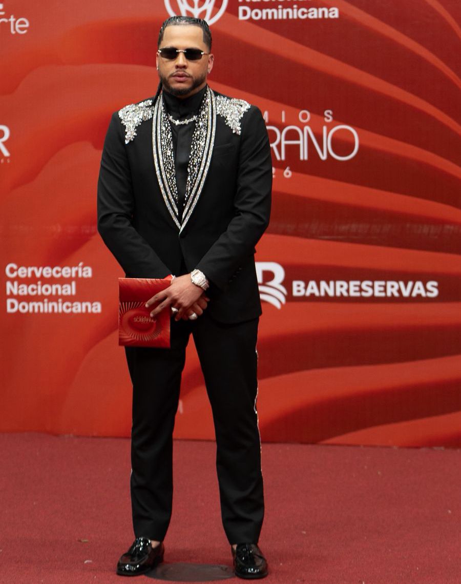 EthanAlexx deslumbra en la alfombra roja de los Premios Soberano 2026 con un estilo propio y auténtico - Noticias de hoy en República Dominicana | De Último Minuto
