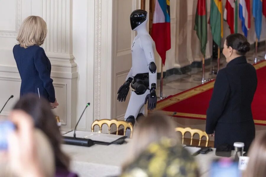 Melania Trump aparece con un robot humanoide en una cumbre sobre educación y tecnología | 2 | Melania Trump aparece con un robot humanoide en una cumbre sobre educación y tecnología - Noticias de hoy en República Dominicana | De Último Minuto