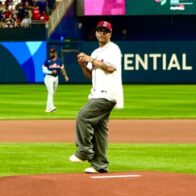 Santiago Matías realiza el lanzamiento de honor en el juego RD vs. Países Bajos del Clásico Mundial de Béisbol 2026