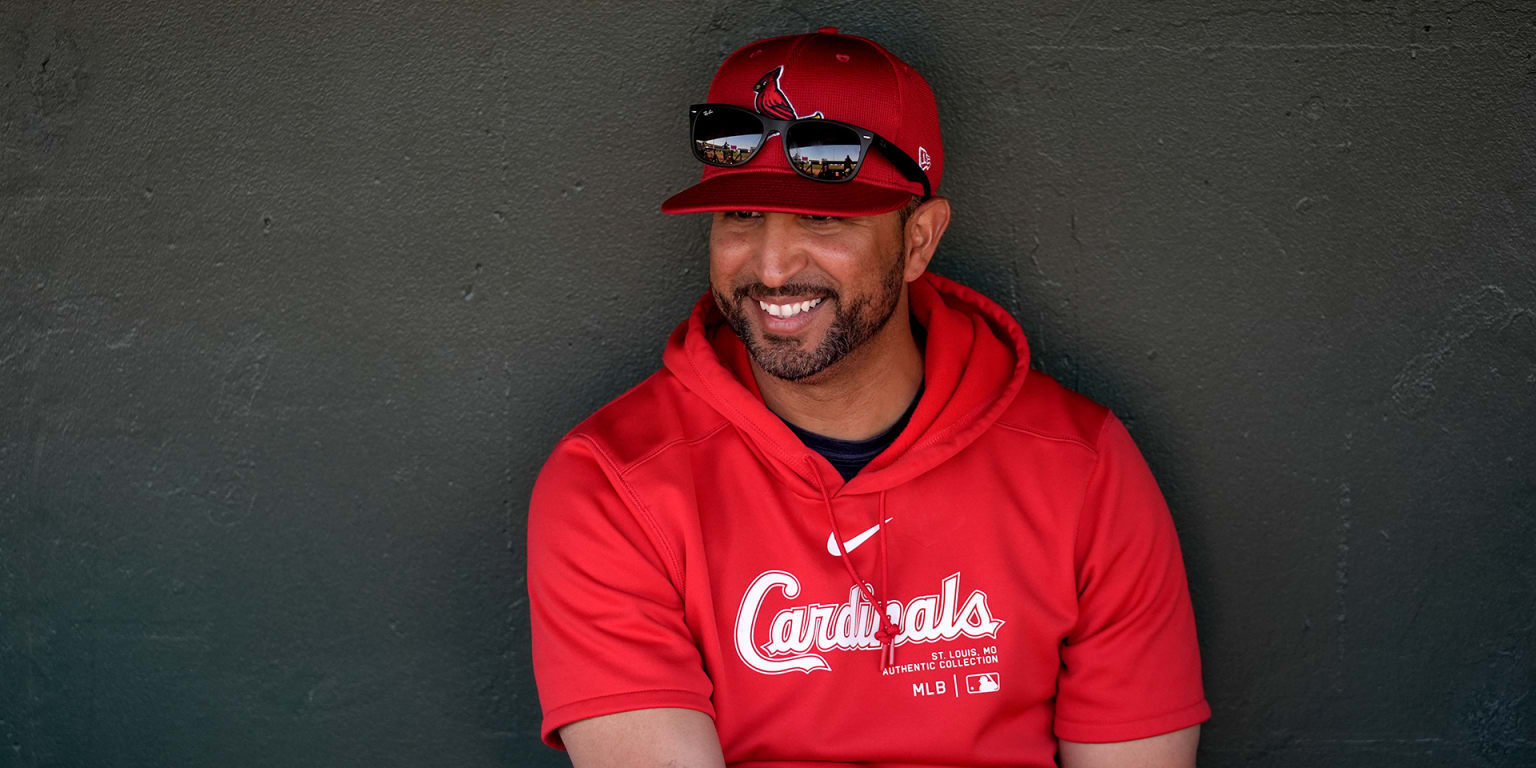Cardenales extienden contrato del dirigente Oliver Mármol por dos años