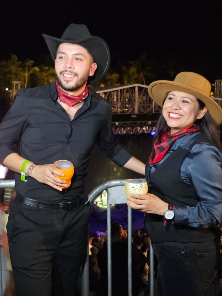 Sombreros y botas, los grandes protagonistas de los looks del concierto de Nodal - Noticias de hoy en República Dominicana | De Último Minuto
