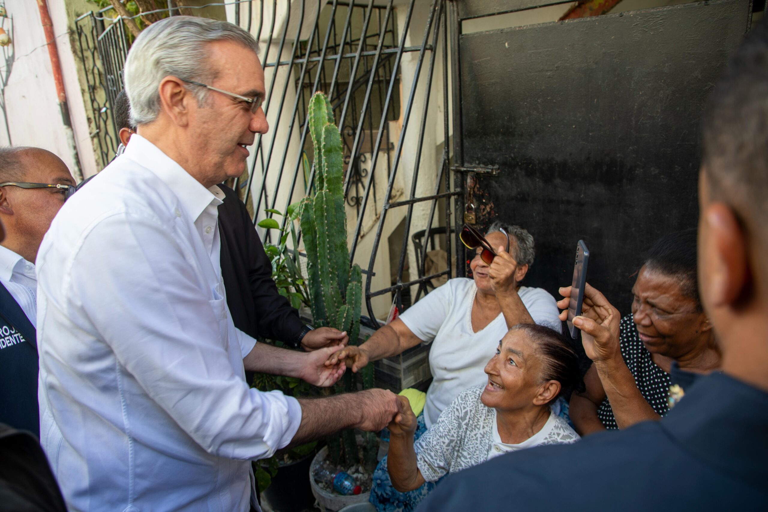 Abinader visita Los Platanitos y ordena solución definitiva a laguna e imbornales 