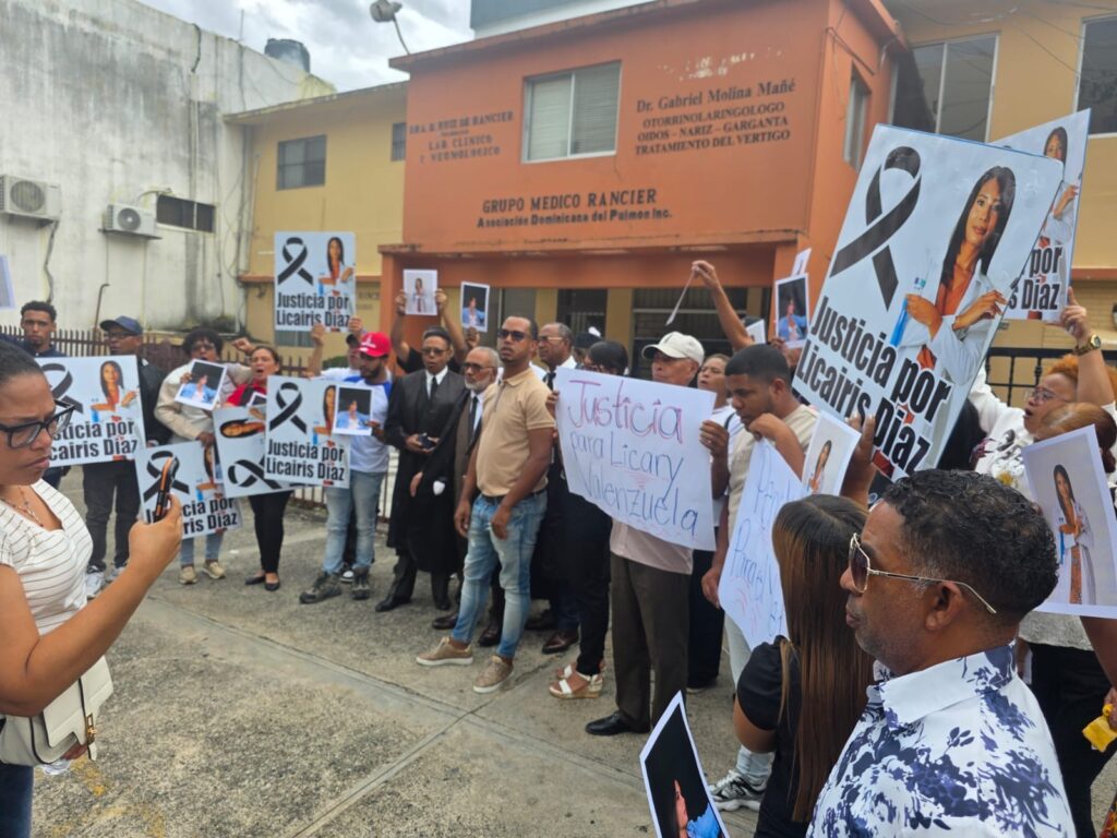 Clamor por justicia: familiares y amigos de Licairis Díaz Valenzuela protestan por crimen en Mirador Sur - Noticias de hoy en República Dominicana | De Último Minuto
