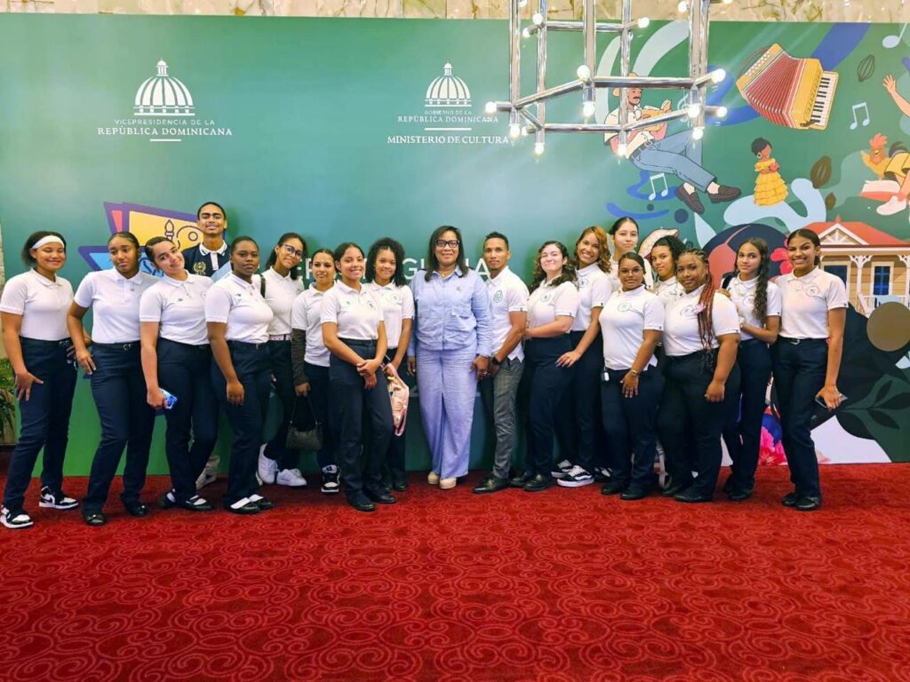 Adela Tejada participa en jornada dedicada a Monseñor Nouel en la Feria Regional del Libro y la Cultura Cibao 2026 - Noticias de hoy en República Dominicana | De Último Minuto